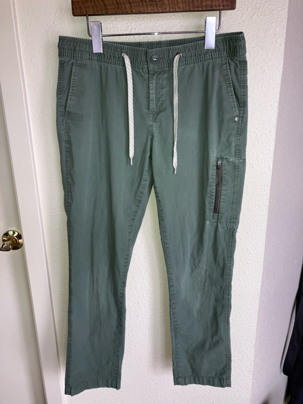 Vuori Green The Rise The Shine Chino Jogger Pants